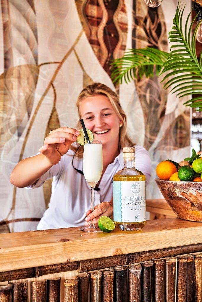Cocktailbar en hapjes op de bruiloft