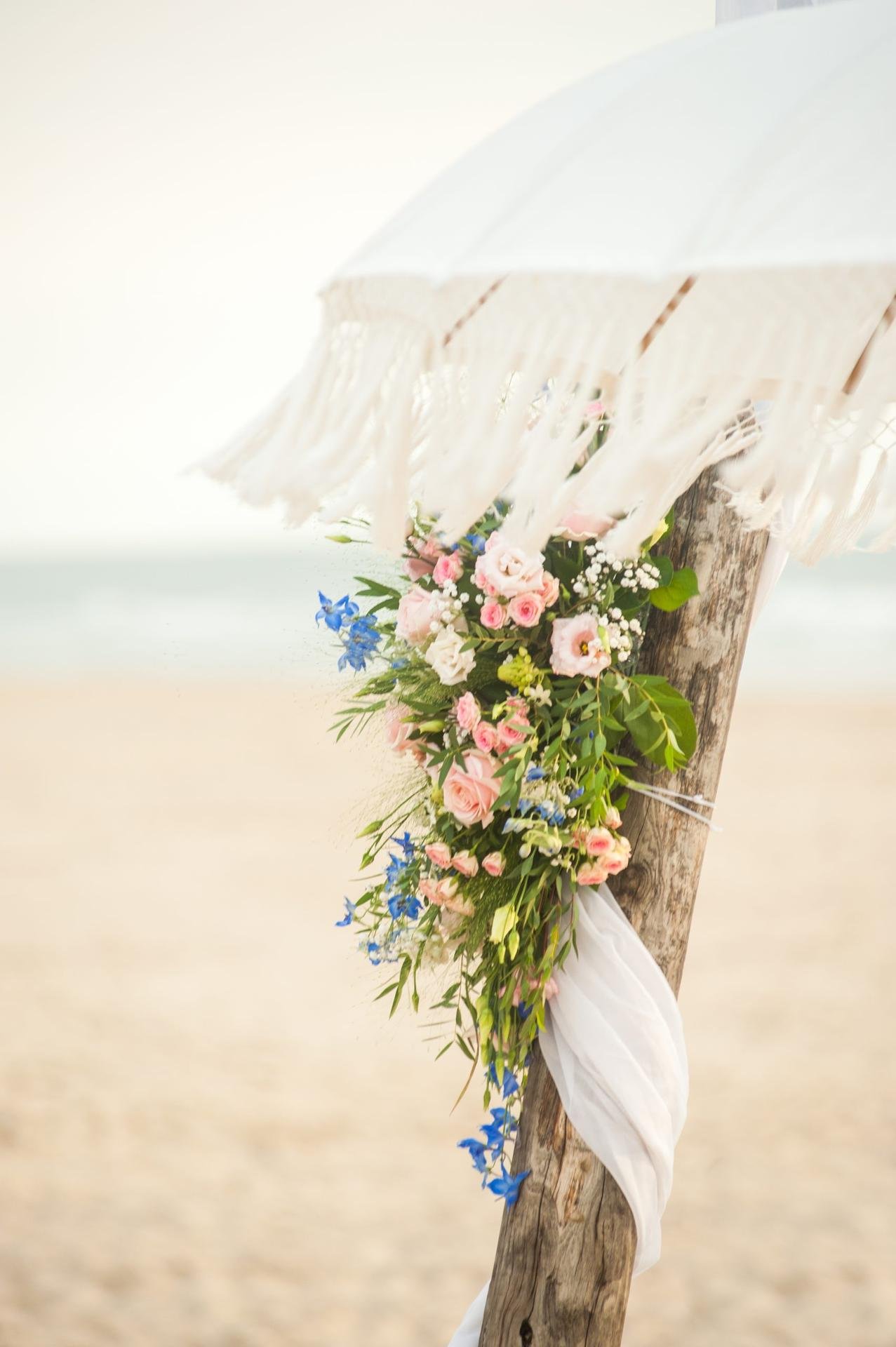 Ibiza-stijl ceremonie met witte stoffen en lounge