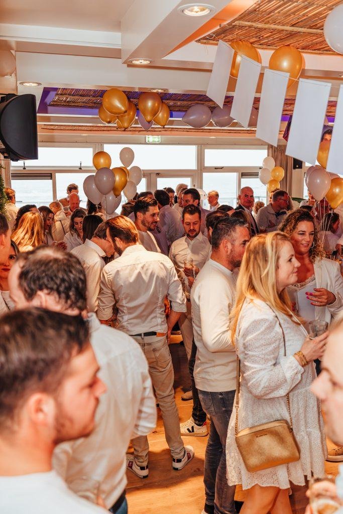 DJ en dansvloer in volle gang bij Zeezicht