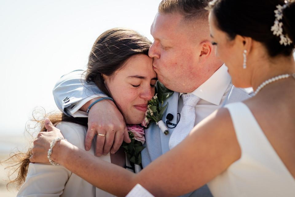 Michael en Cassandra kussen elkaar tijdens de ceremonie