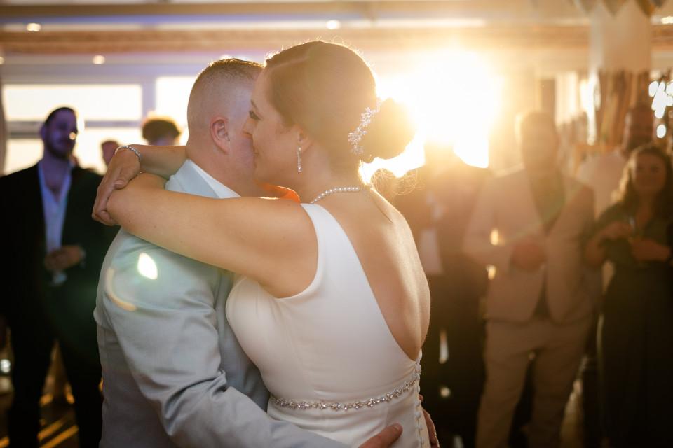 Michael en Cassandra dansen op hun bruiloft
