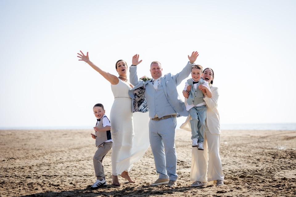 Michael en Cassandra met hun kinderen op het strand