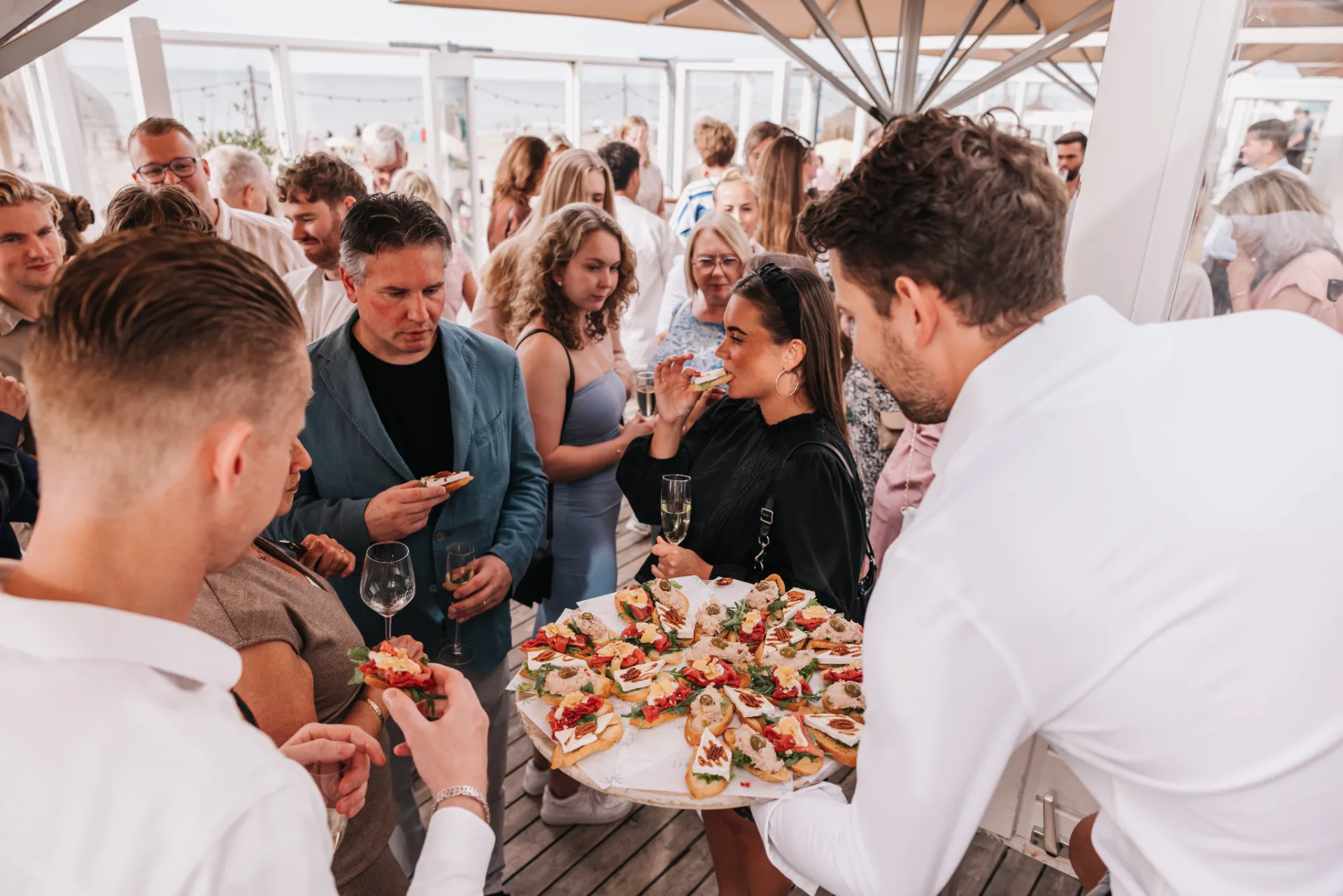 Sfeervolle styling met bloemen en lichtjes bij Zeezicht