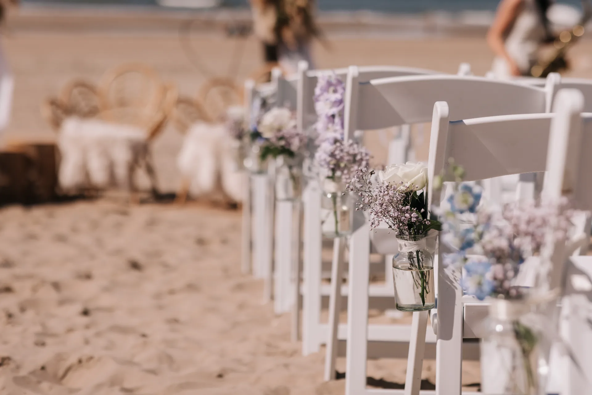 Romantische witte ceremonie-aankleding op het strand