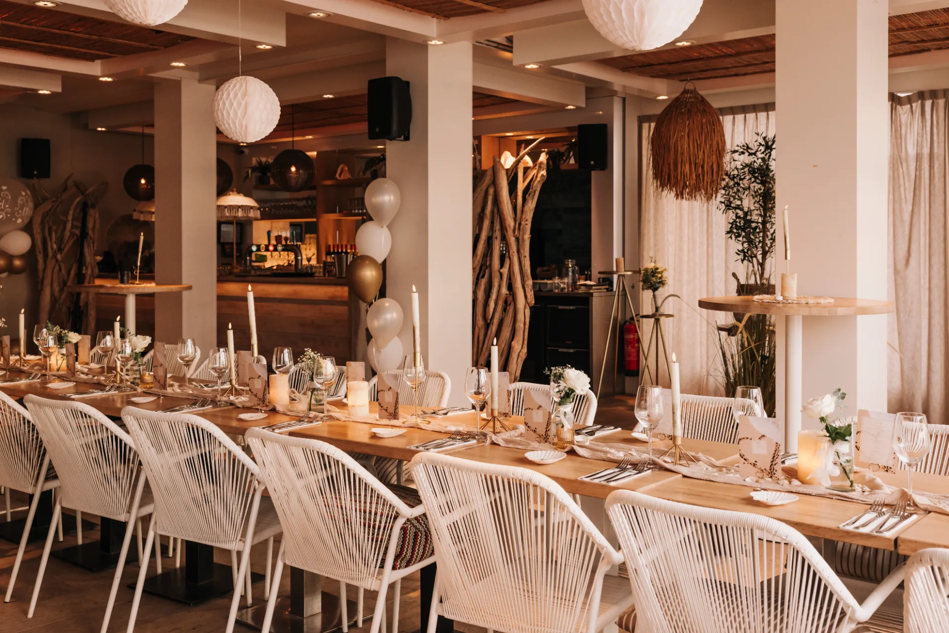 Luxe gedekte tafel met kaarsen en kristal op het strand