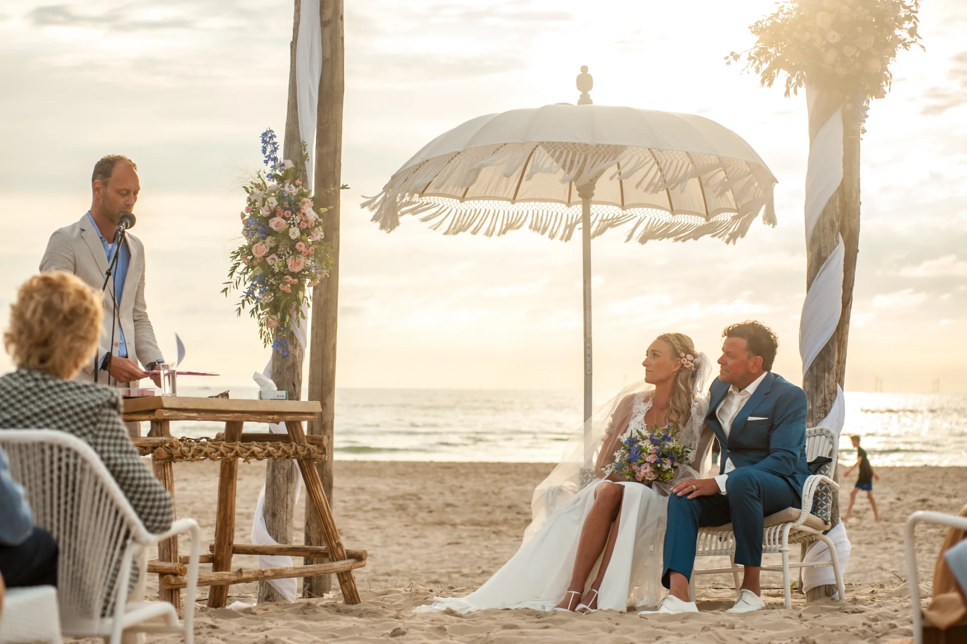 Een ceremonie op het strand, stap voor stap