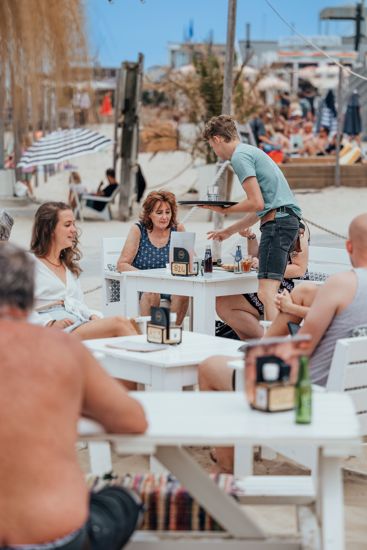Strandterras van Zeezicht in de zomer