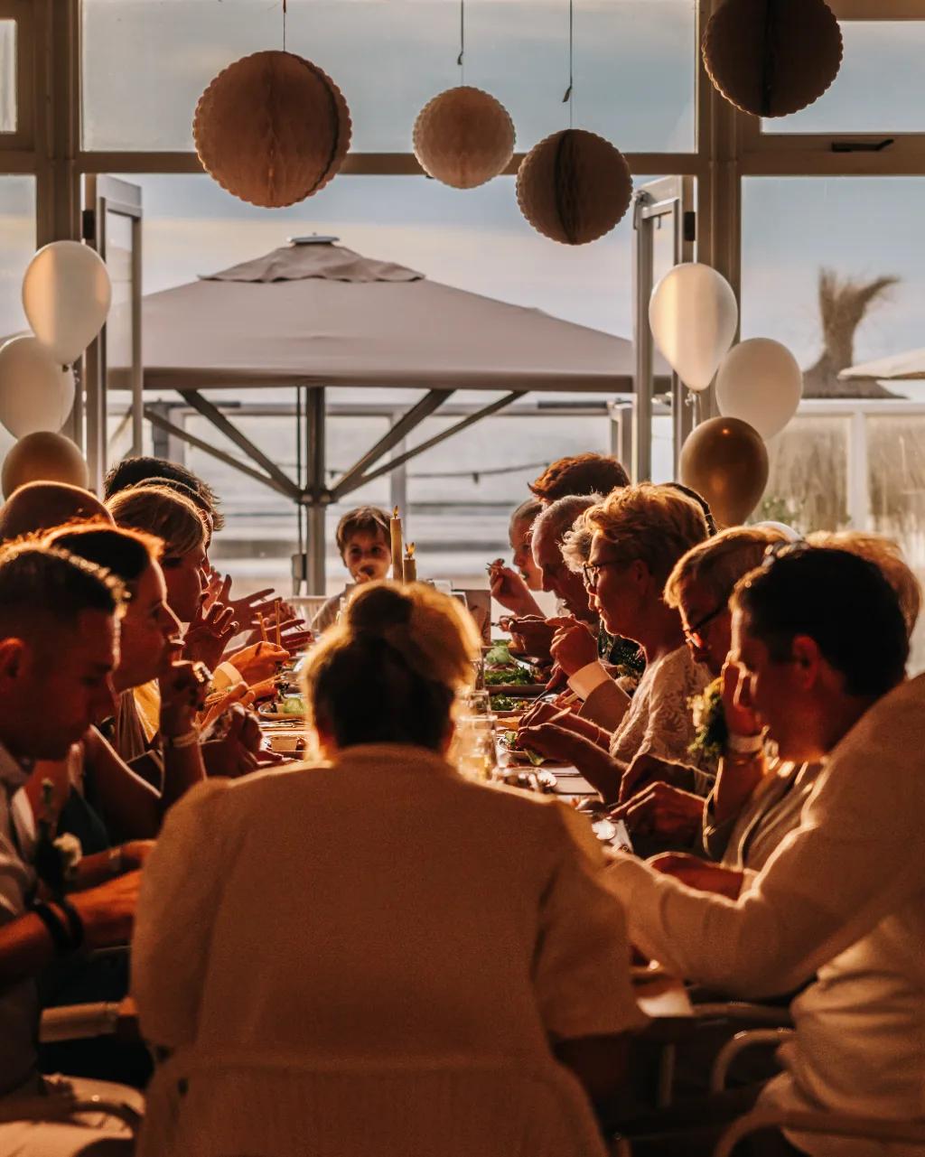 Diner bij kaarslicht op het strand