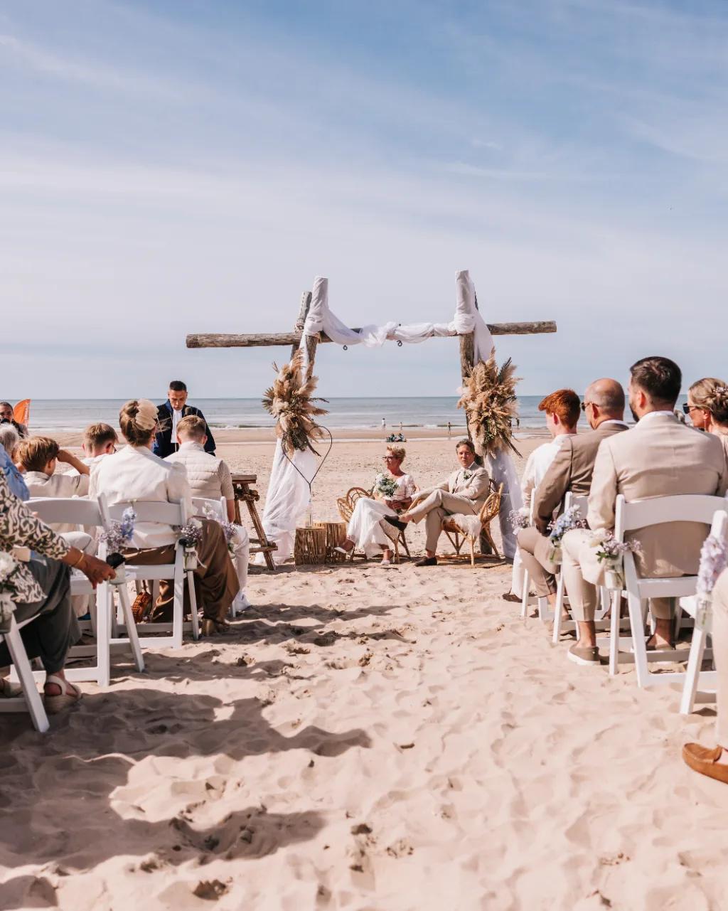 Bruidspaar op het strand bij Strandpaviljoen Zeezicht