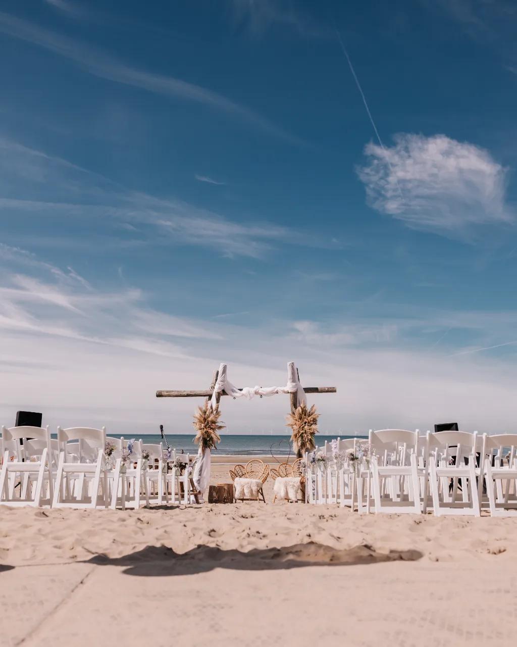 Trouwceremonie op het strand bij Zeezicht