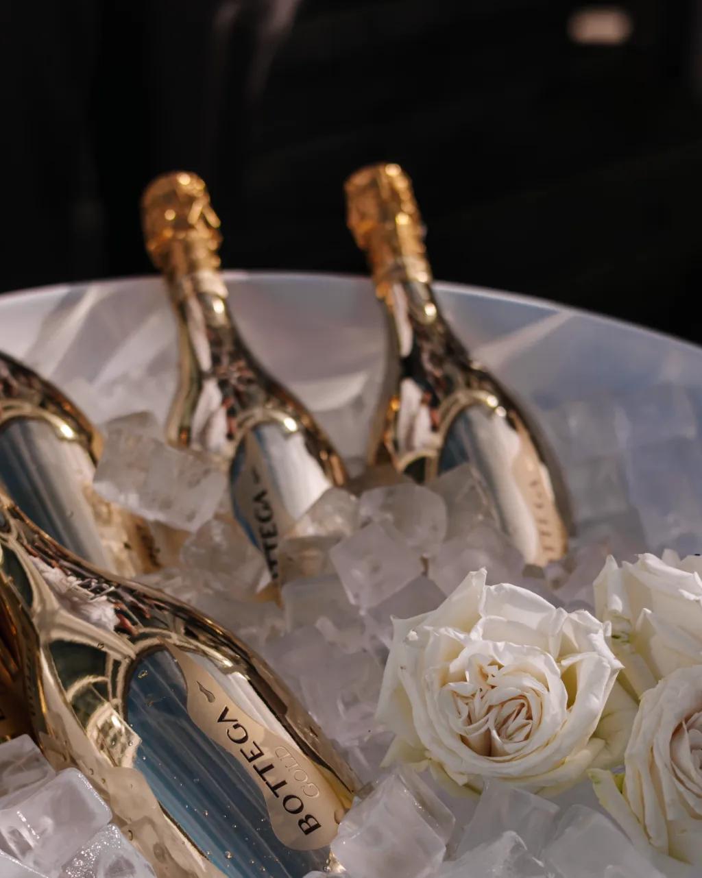 Proosten met bubbels na de ceremonie
