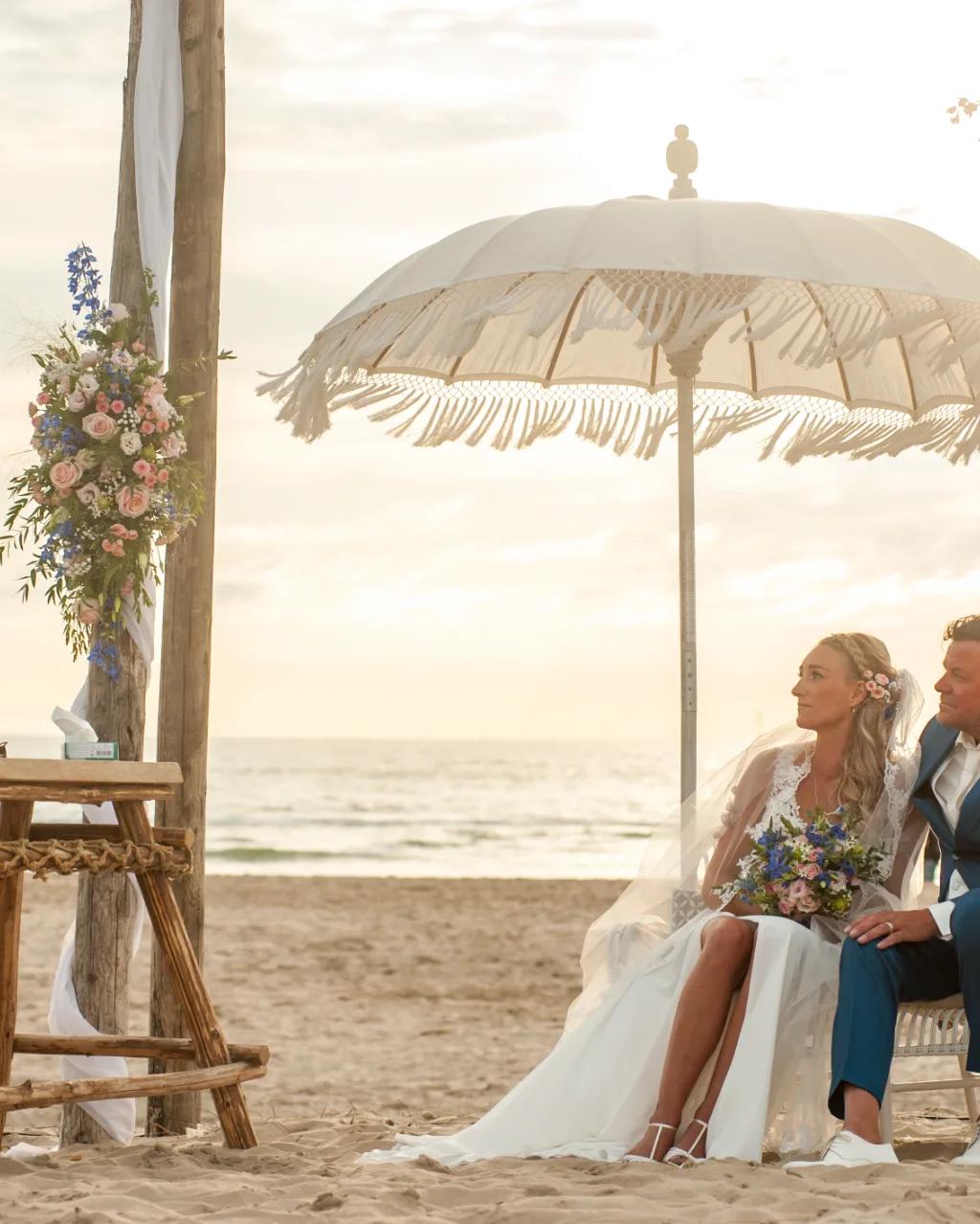 Een ceremonie op het strand, stap voor stap